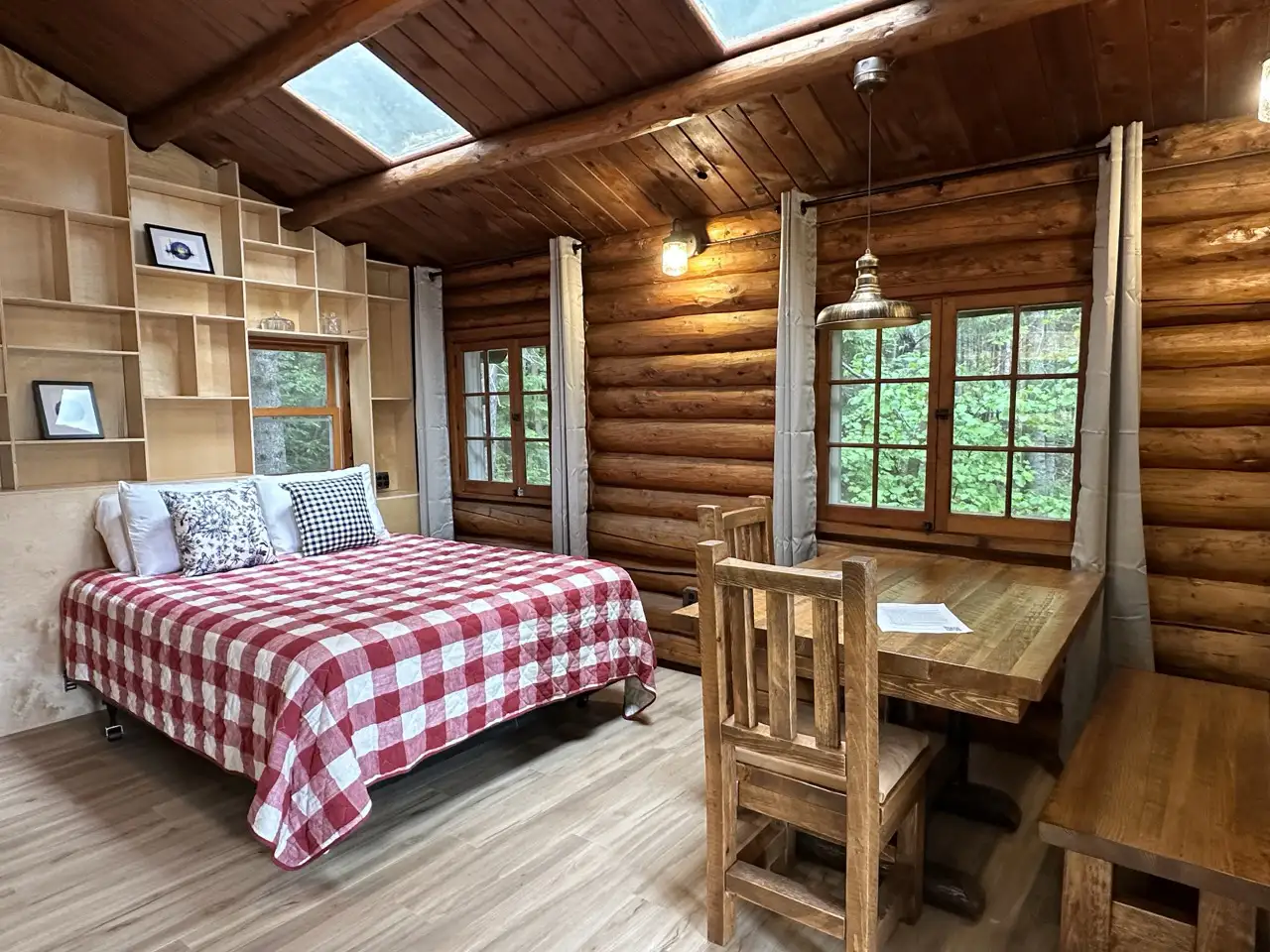 Cabin 3 Restored To Its Original Character With Modern Conveniences And Prime Location
